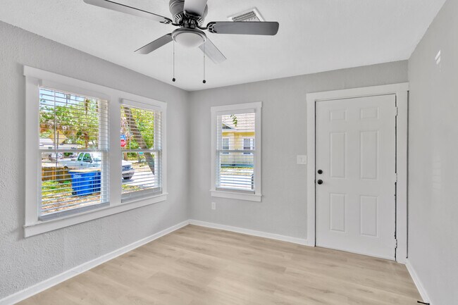 Foto del edificio - 1485 Hamlet Ave