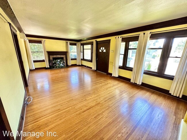 Building Photo - 2 br, 2 bath House - 2544 E 3rd St