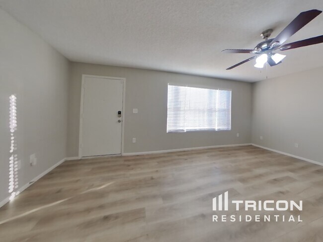 Building Photo - 4801 W Larkspur Dr