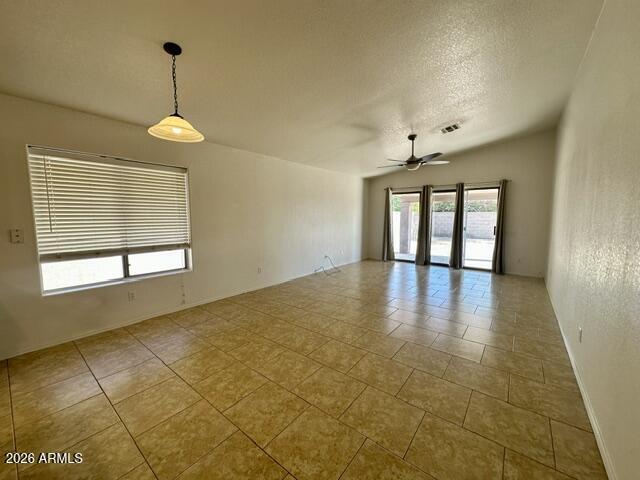 Foto del edificio - 547 W Bluefield Ave