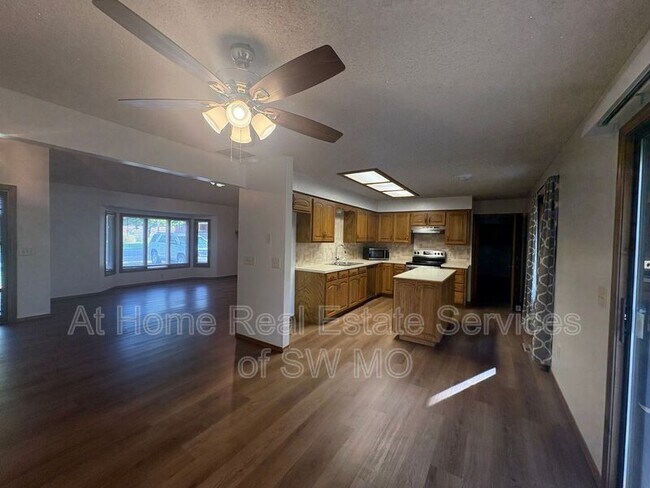 Building Photo - 1310 W Bradley St