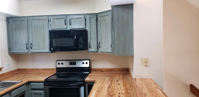 Kitchen - 1699 S Trenton St