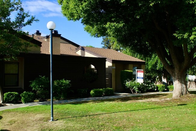 Building Photo - 2 Bed Condo w/Garage!
