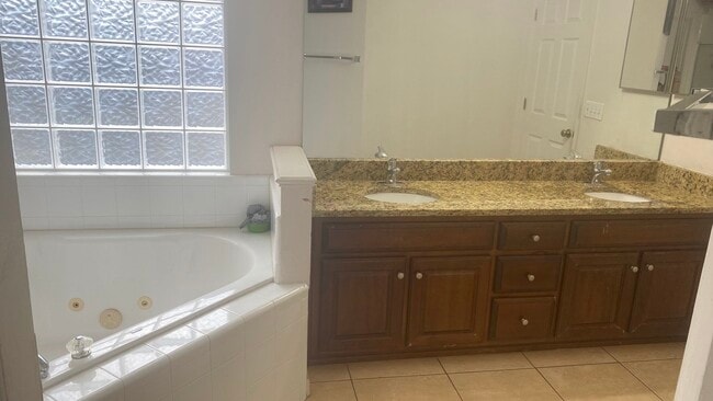 Building Photo - 1804 SW 65th Dr