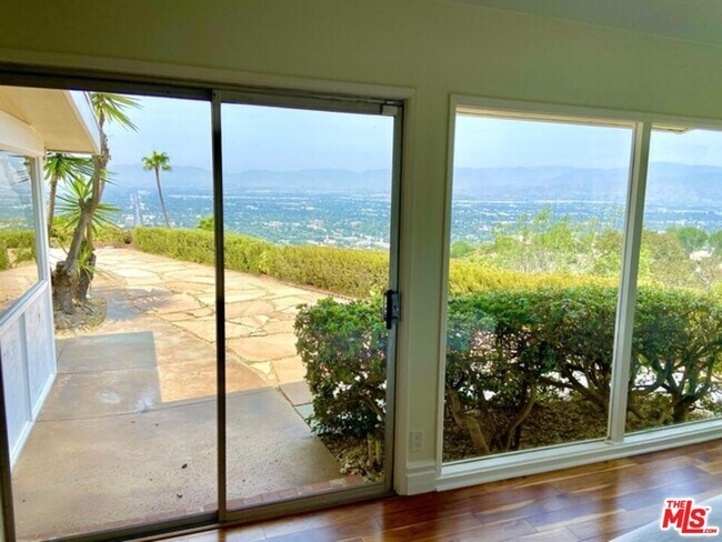 Foto del edificio - 13741 1/4 Mulholland Dr