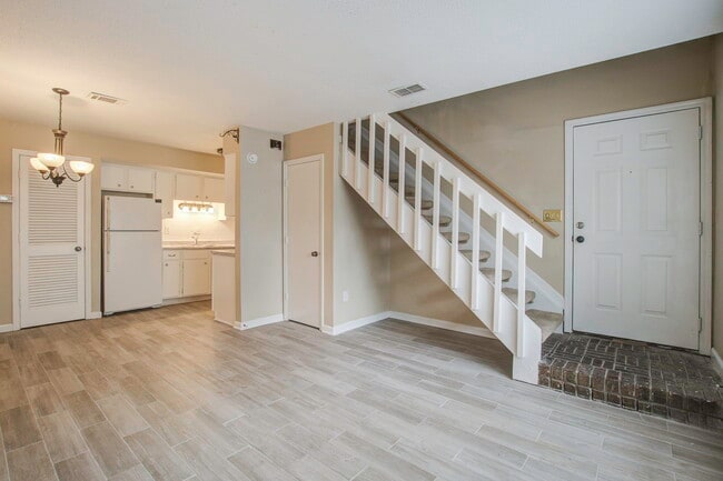 Building Photo - 2494 Etiwan Ave