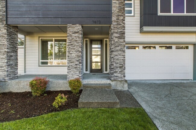 Foto del edificio - Stunning 5 Bedroom Home with Guest Suite, Modern Kitchen & Fenced Yard
