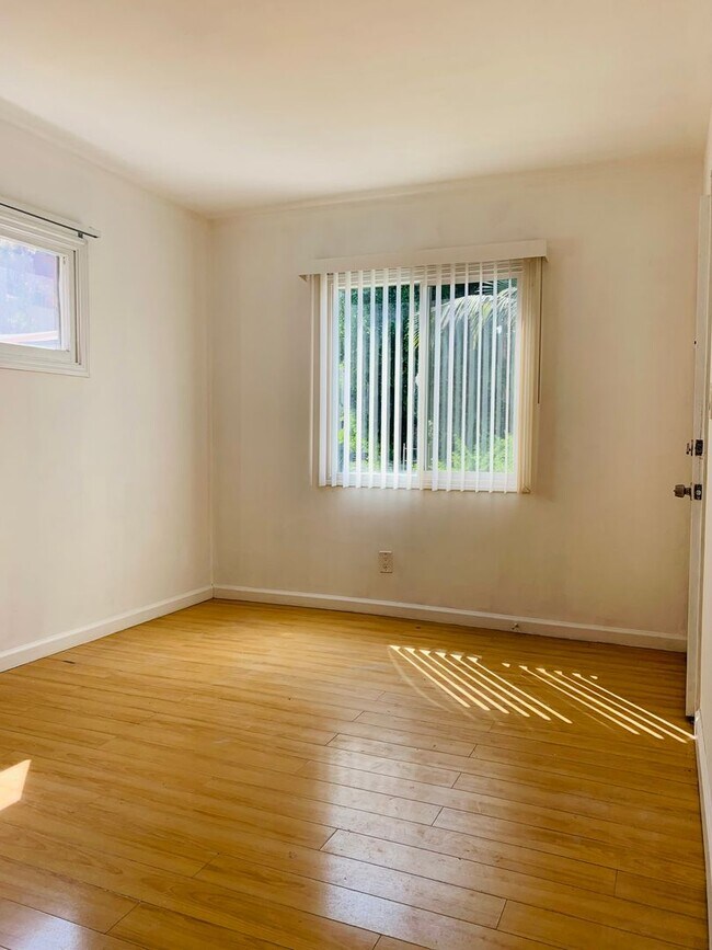 Interior Photo - 3659 Overland Ave
