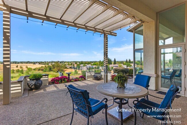 Foto del edificio - 1550 Summerhill Ln