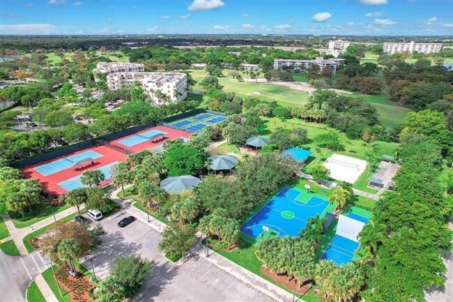 Foto del edificio - 3000 N Palm Aire Dr