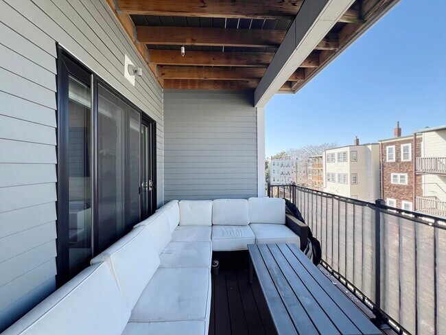 Building Photo - 336 Chelsea St