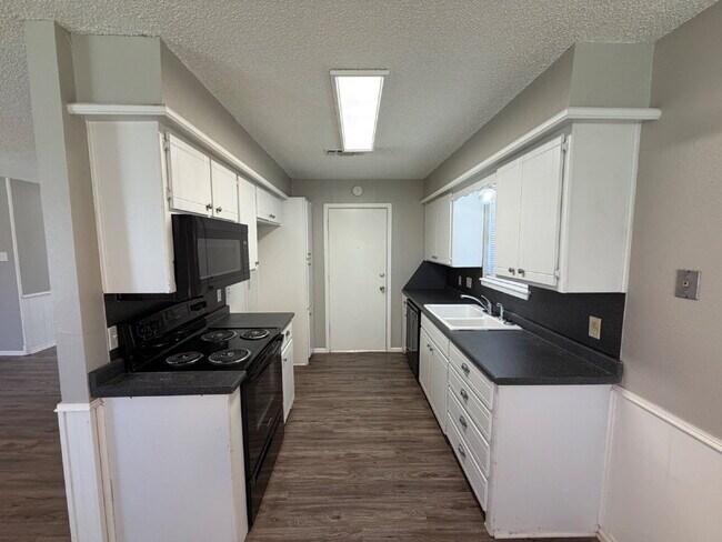 Foto del edificio - House Located On Cul-De-Sac & Minutes From Several Take Out Spots & W. Loop 289!