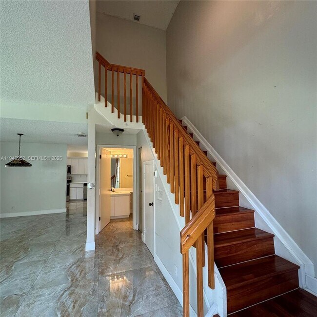 Foto del edificio - 549 Racquet Club Rd