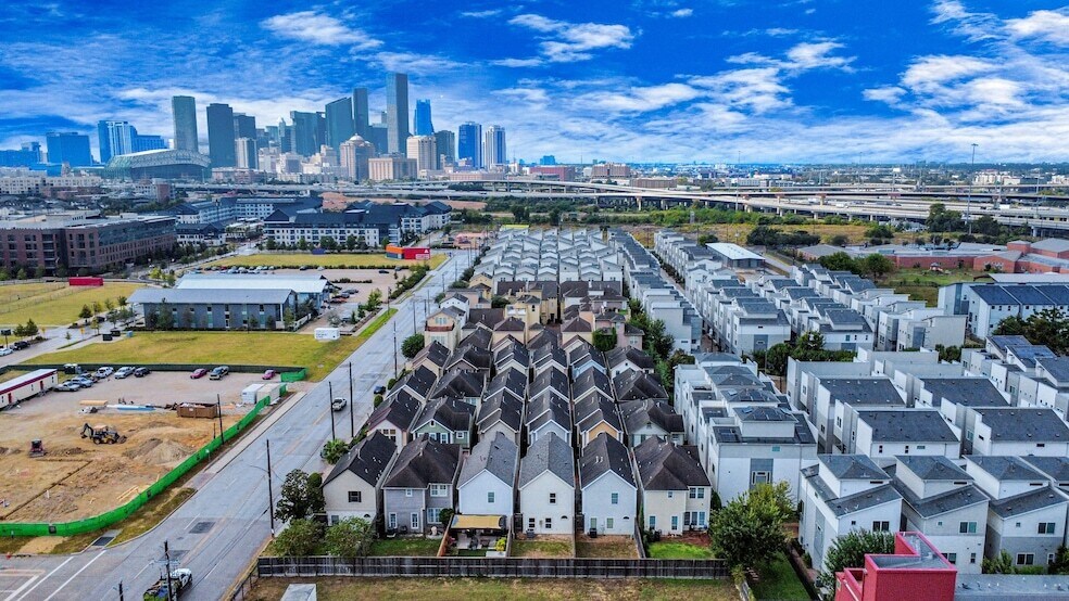 Foto principal - 2941 Clinton Dr