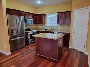 Building Photo - 1404 Island Pl E