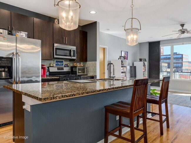 Foto del edificio - 1822 W Irving Park Rd