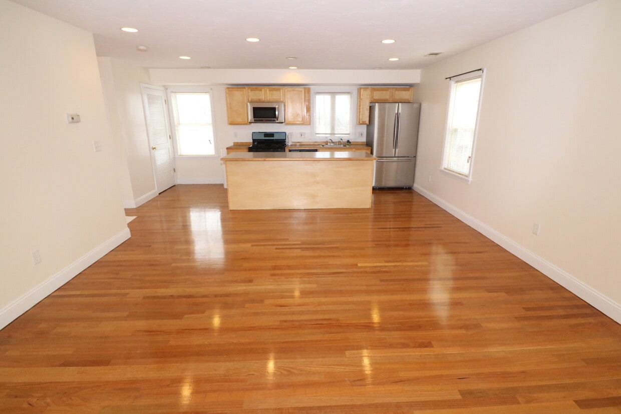 Primary Photo - 76 Seaver St