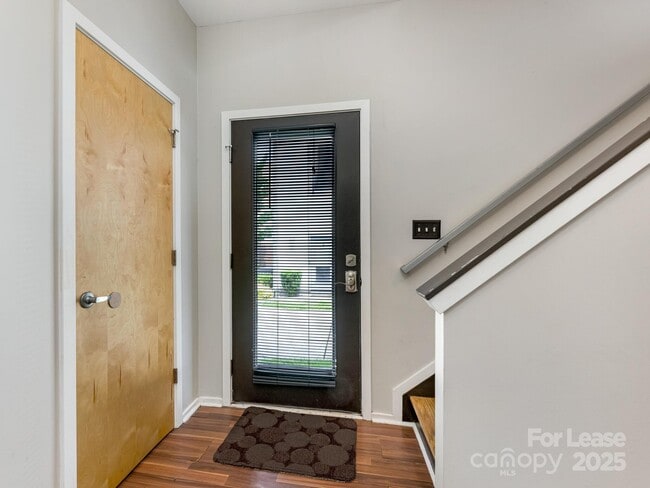 Building Photo - 913 Westbrook Dr