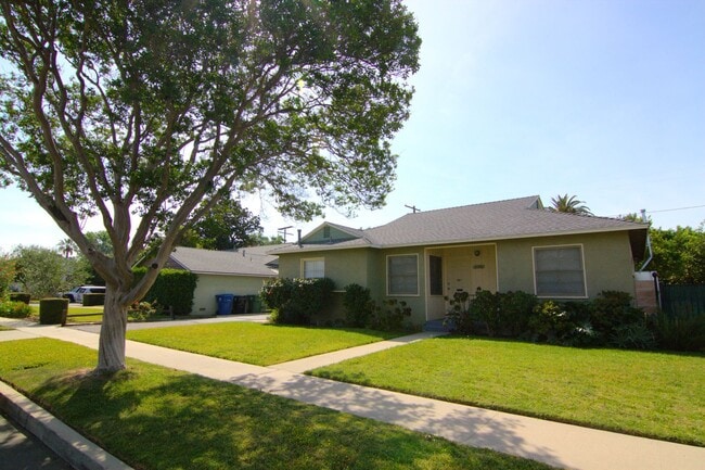 Foto del edificio - Charming Sun-Filled 3BR/2BA Home in Lake Balboa with Large Backyard & Fruit Trees