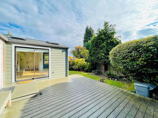Foto del edificio - Spacious Ballard House with Fully Enclosed...