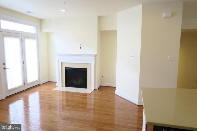 Building Photo - 215 Strummer Ln
