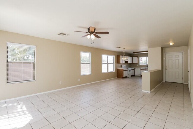 Foto del edificio - 2200 E Spruce Dr