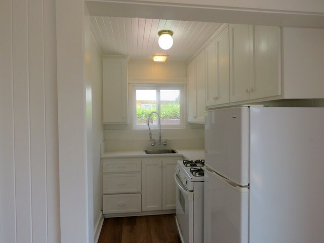 Kitchen with gas range - 149 Palisades ave