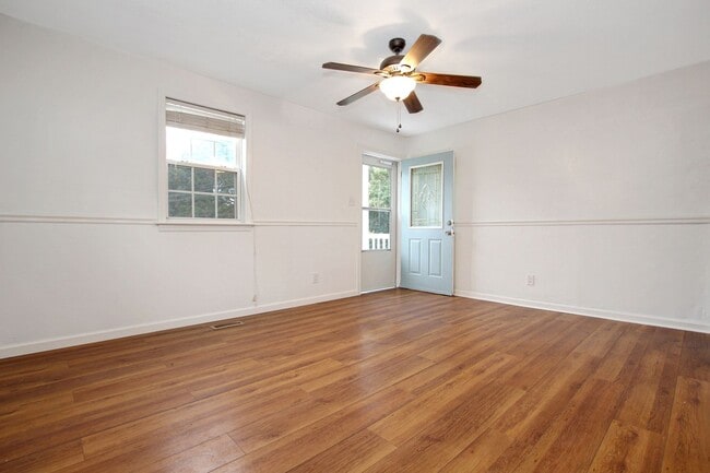 Building Photo - Well-Maintained Home with Spacious Yard and Screened Porch