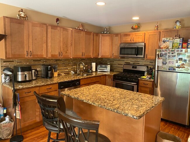 Building Photo - 725 Dell Ct