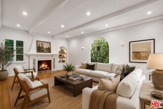 Building Photo - 207 S Reeves Dr