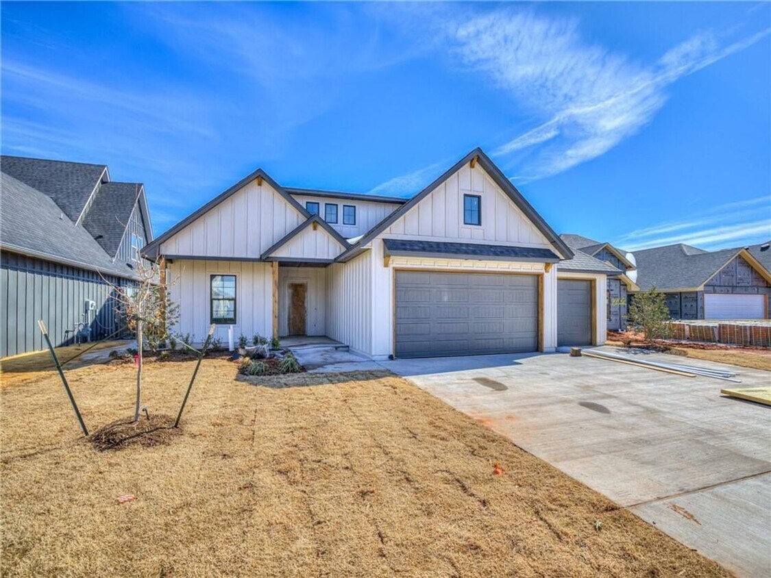 Primary Photo - Newer Beautiful home in East Edmond + 4 Be...