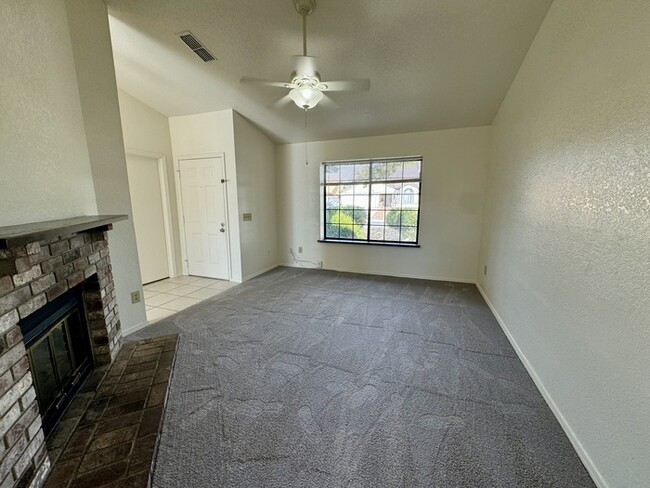 Foto del edificio - Nice 4/2 home in Sacramento-4920 Hinchman Way