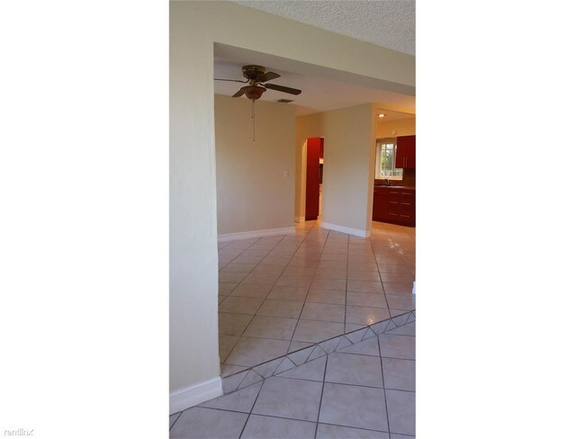 Foto del edificio - 600 NW 186th St