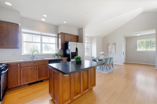 Foto del edificio - 1775 27th Ln NE