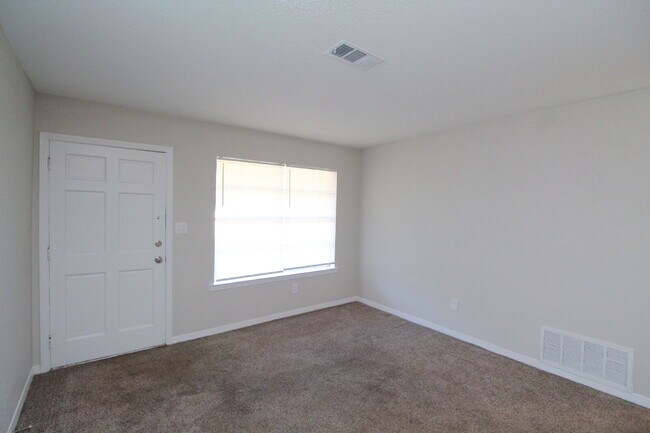 Foto del edificio - Updated 2BR/1BA Duplex Off 9 Mile Rd | All Tile Flooring | Pet-Friendly | Immediate Move-In