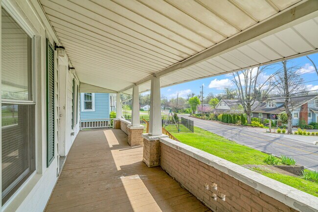 Foto del edificio - 2325 Cedar Ln