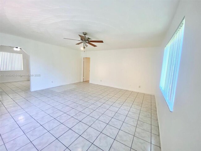 Building Photo - 3 bedroom in Hollywood FL 33023