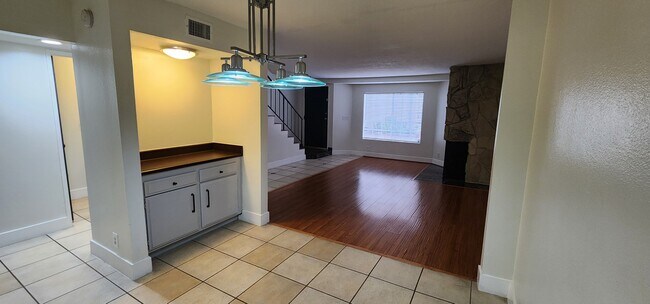 Foto del edificio - 8744 Darby Ave