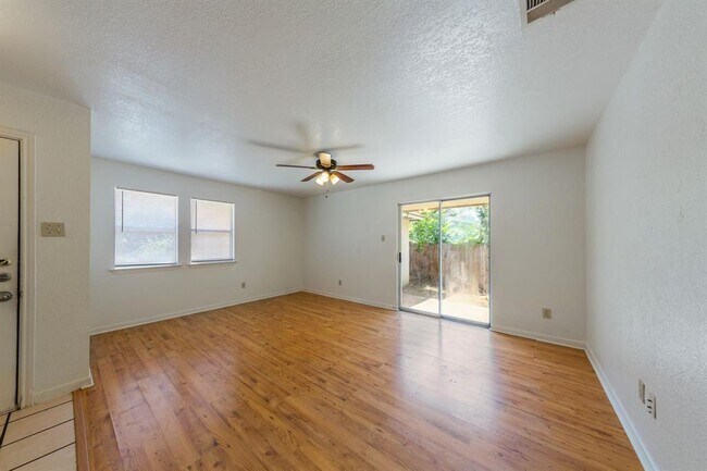 Foto del edificio - 2703 Cypress Ln