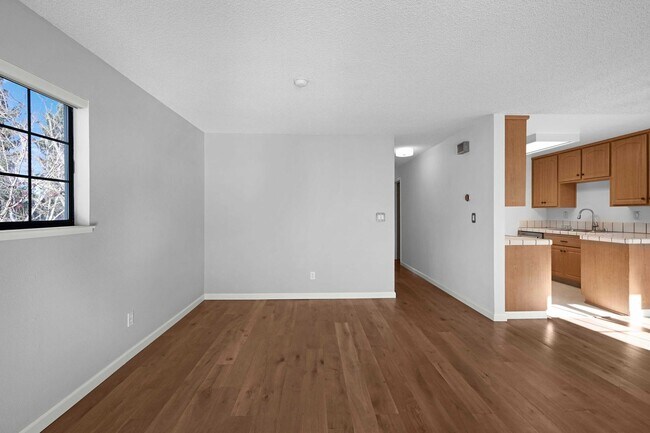 Foto del edificio - Update and Move-In Ready, 2BD/2BA, End-Unit Upper-Level Condo in Fostoria Terrace- DANVILLE