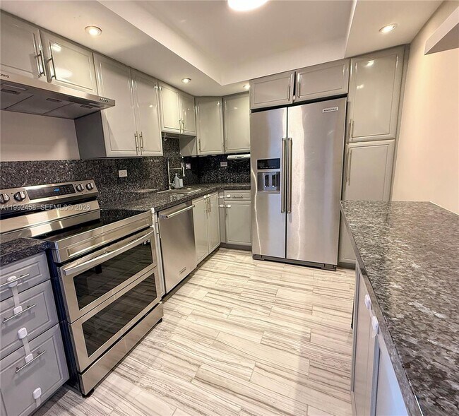 Foto del edificio - 20355 NE 34th Ct