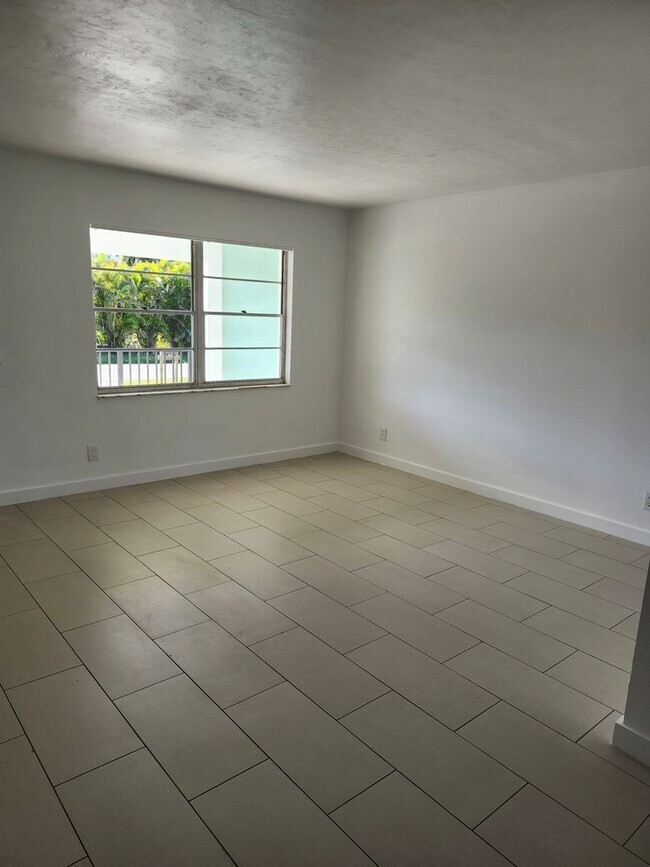 Foto del edificio - CUTE AS A BUTTON DUPLEX FOR ANNUAL RENT!  PUNTA GORDA