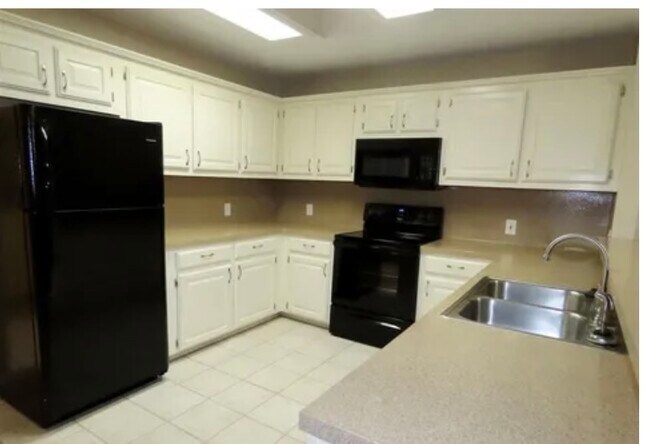 Building Photo - 3319 Lexington Dr