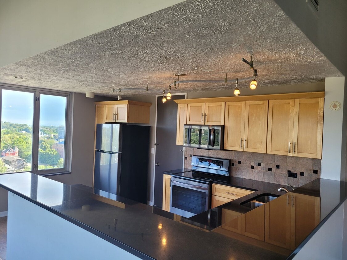D Simmons (105 N 31st Ave #904) - D Simmons (105 N 31st Ave #904)