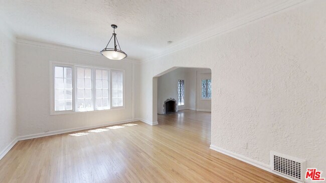 Building Photo - 1260 N Flores St