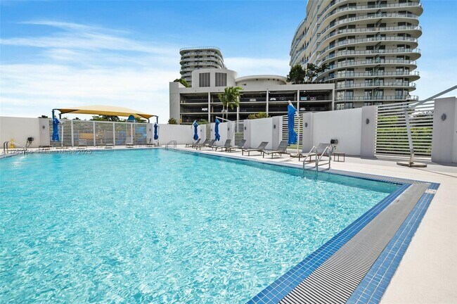 Foto del edificio - 15051 Royal Oaks Ln