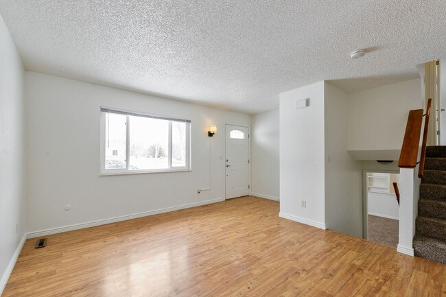 Building Photo - 3 bedroom, 2 bath home. New Carpet, New Pa...