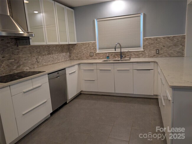 Foto del edificio - 1418 Briar Creek Rd