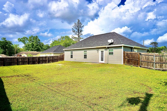 Building Photo - 247 Mikado Dr