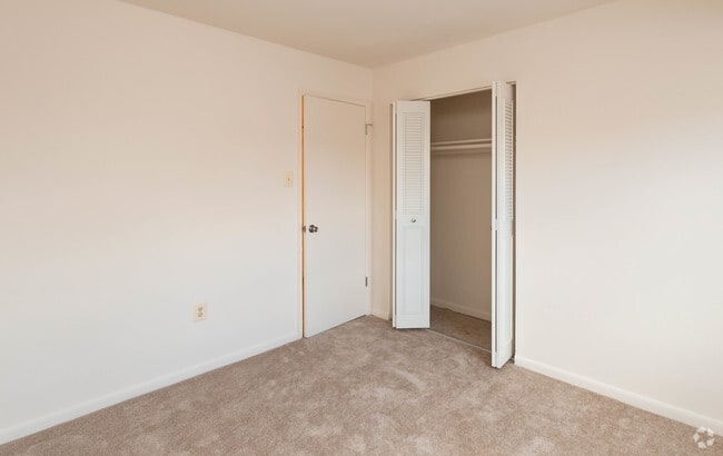 2BR, 1.5BA - 844 SF - Woodsdale Apartments